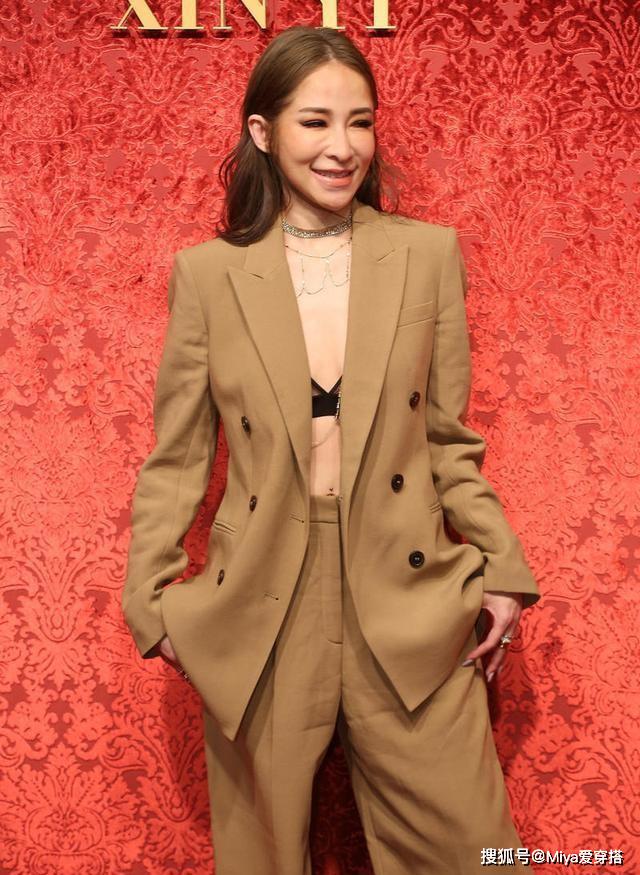 这组线下活动照片中,萧亚轩身穿一见卡其色西装,这次萧亚轩真的豁出去