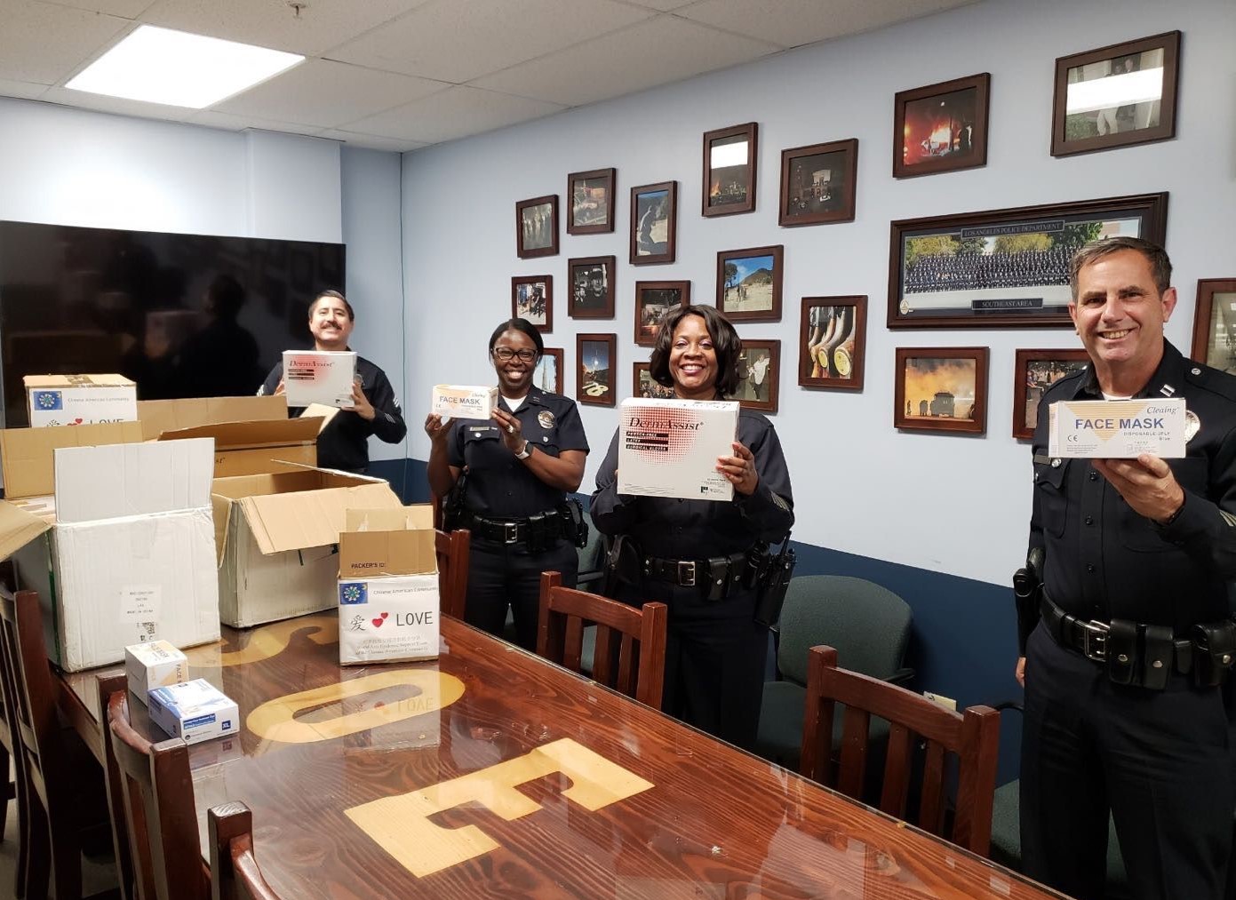 3月26日,在美国洛杉矶,洛杉矶警察局的警官收到华侨华人捐赠的抗疫