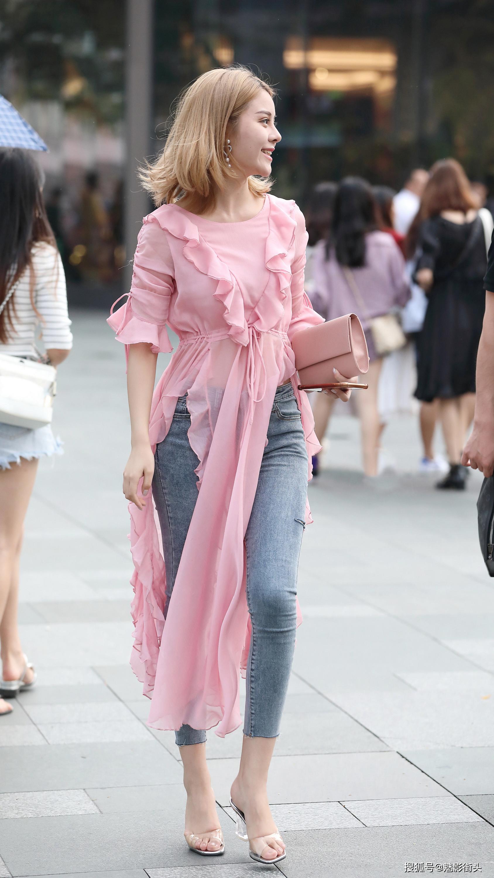 美女选择粉色披风衬衫,搭配牛仔裤和水晶高跟凉鞋,穿出淑女味道_气质