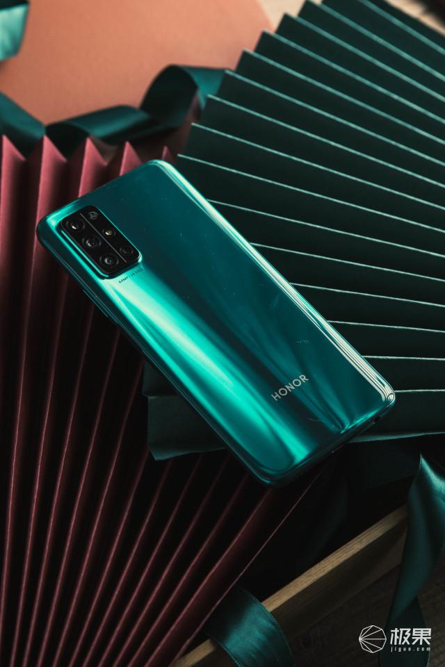 荣耀30s"蝶羽翠",这抹绿色与旗袍配一脸!