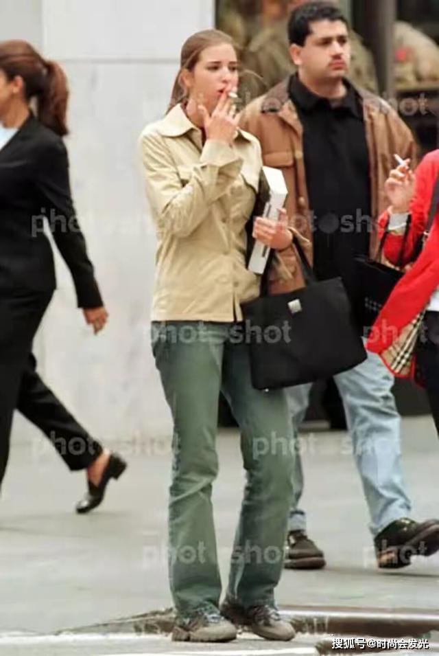 原创伊万卡抽烟照罕见曝光动作熟练表情上瘾穿睡衣蓬头垢面真邋遢