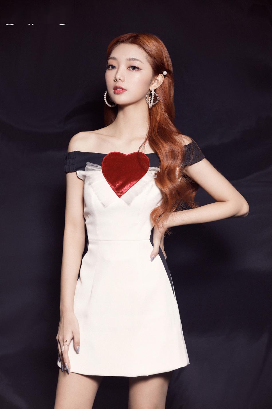 李紫婷穿白裙秀香肩锁骨栗色长发披肩似洋娃娃