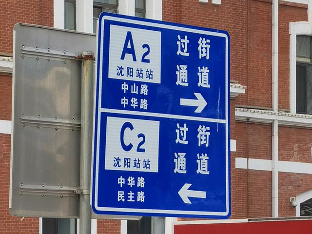 从上面3张图可以看出,1x变焦时拍摄到的路牌,在3倍变焦时变得更加清晰