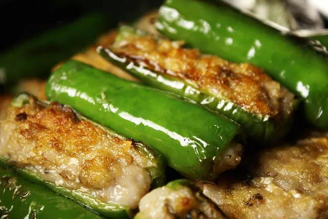 煎酿辣椒2,找一个大点的盆子把所有材料放在一起拌匀,然后倒在盘子里1