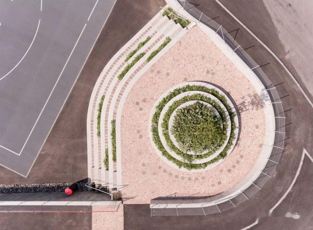 sonvico 交通安全岛 / enrico sassi architetto草坡地形局部鸟瞰图