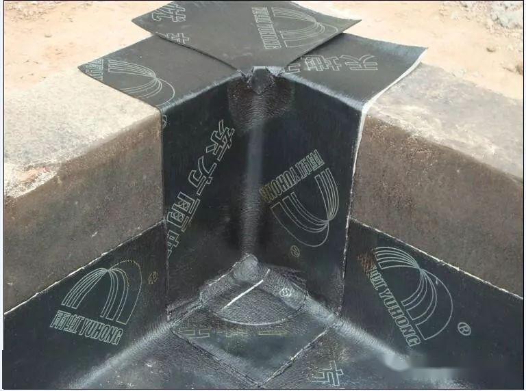 2,阴阳角处必须做圆弧或折角;1,凡地下室顶板或挡墙涉及阴阳角部分都