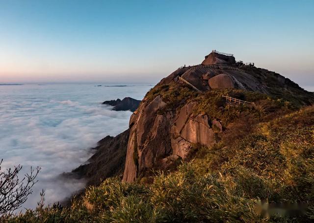 兴安著名的旅游景点有灵渠,猫儿山,湘江战役纪念碑,乐满地等,爱旅游的