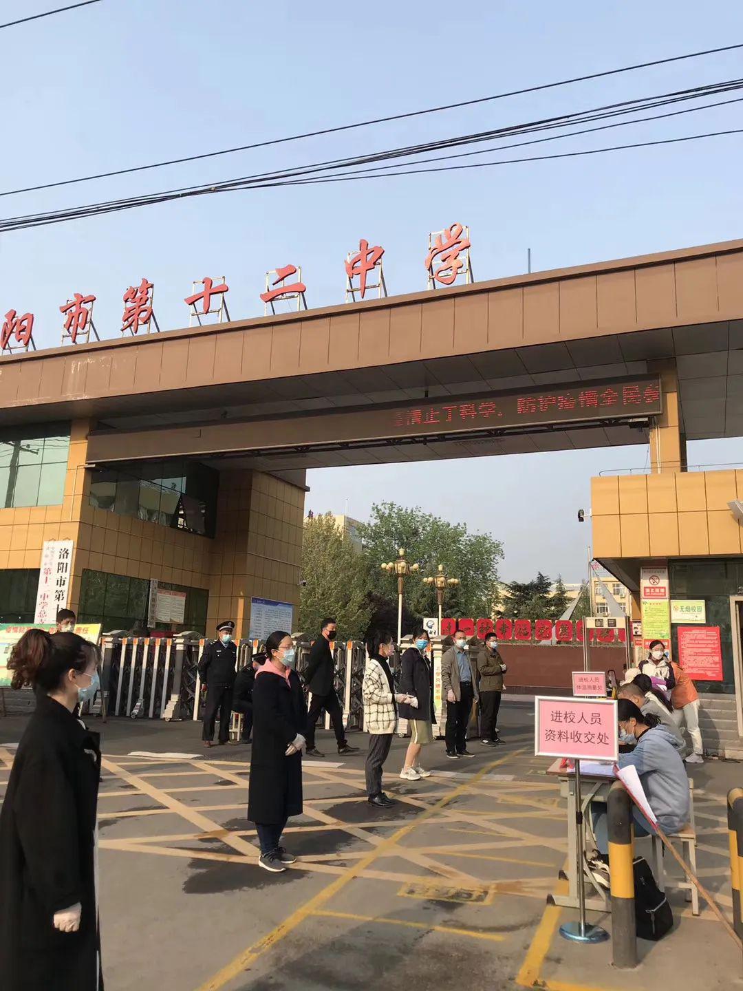 市十二中为避免出现人员聚集,学校将高三14个班分为三个批次错时,错峰