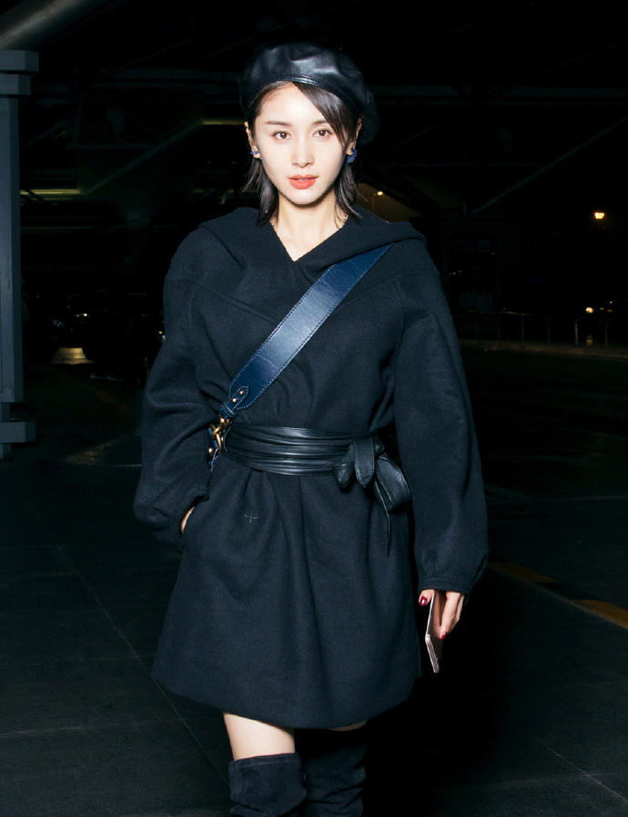 王子文奔赴巴黎时装周贝雷帽配黑衣酷帅冷艳踩长靴秀美腿