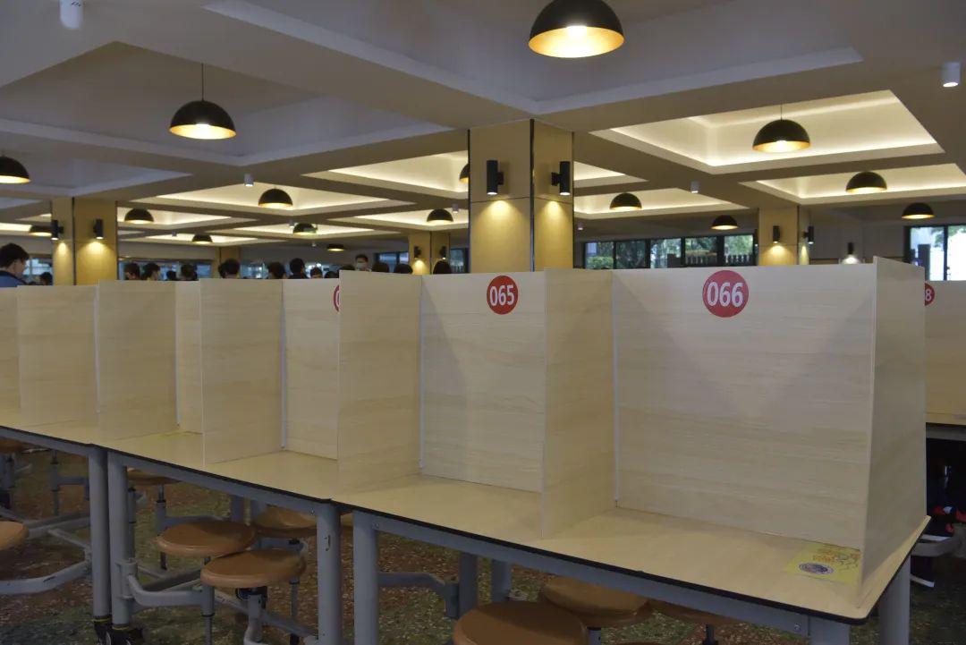 领餐区地面学校设置了一米间隔线排队标识,食堂门口则分为两路纵队