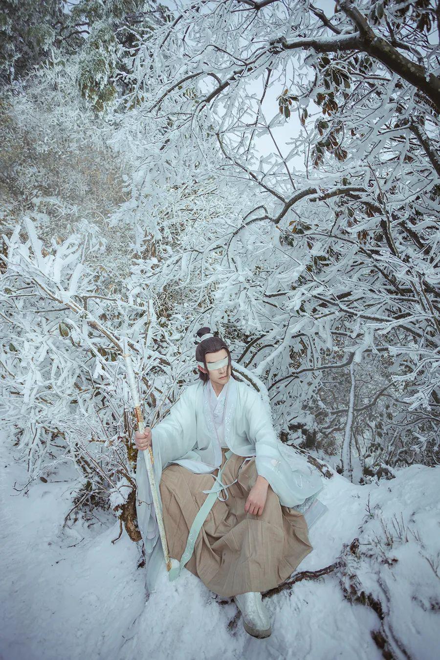 自古雪中出美人 看雪还是看人 你说了算!