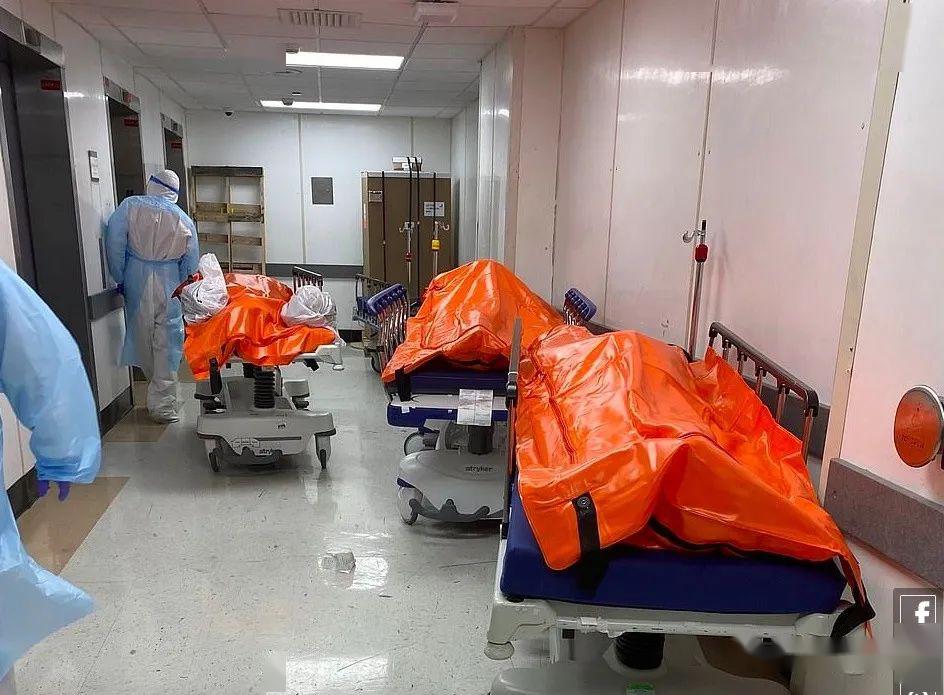 一些去世的病人被暂时放在病床上等待转移…因为医院的停尸房已经满