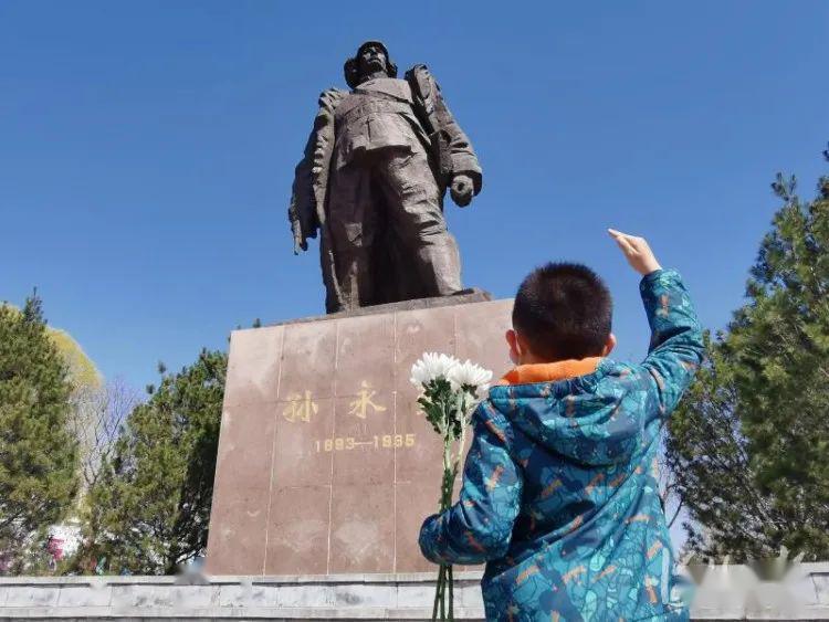 4月4日,在承德市滨河公园的抗日英雄孙永勤雕像前,明明向英烈致敬.