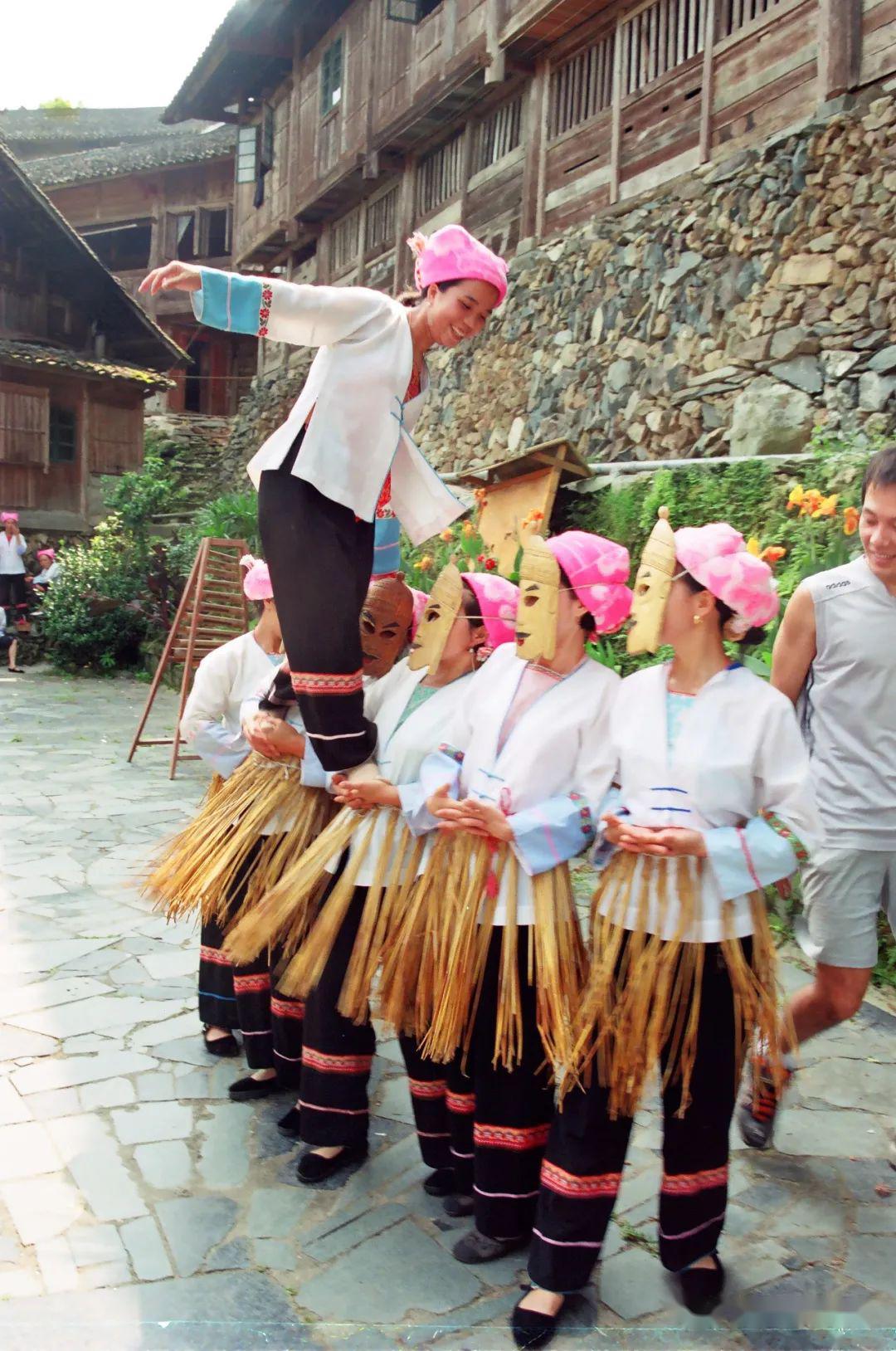图9着传统服饰舞蹈的龙胜壮族妇女清代龙胜壮族女服代表了过去,是一段