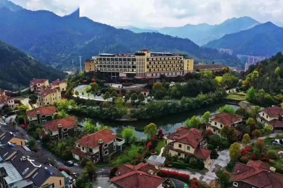 绿树成荫它位于磐安市区旁海螺山之巅磐安翡翠湖建国度假酒店01一个