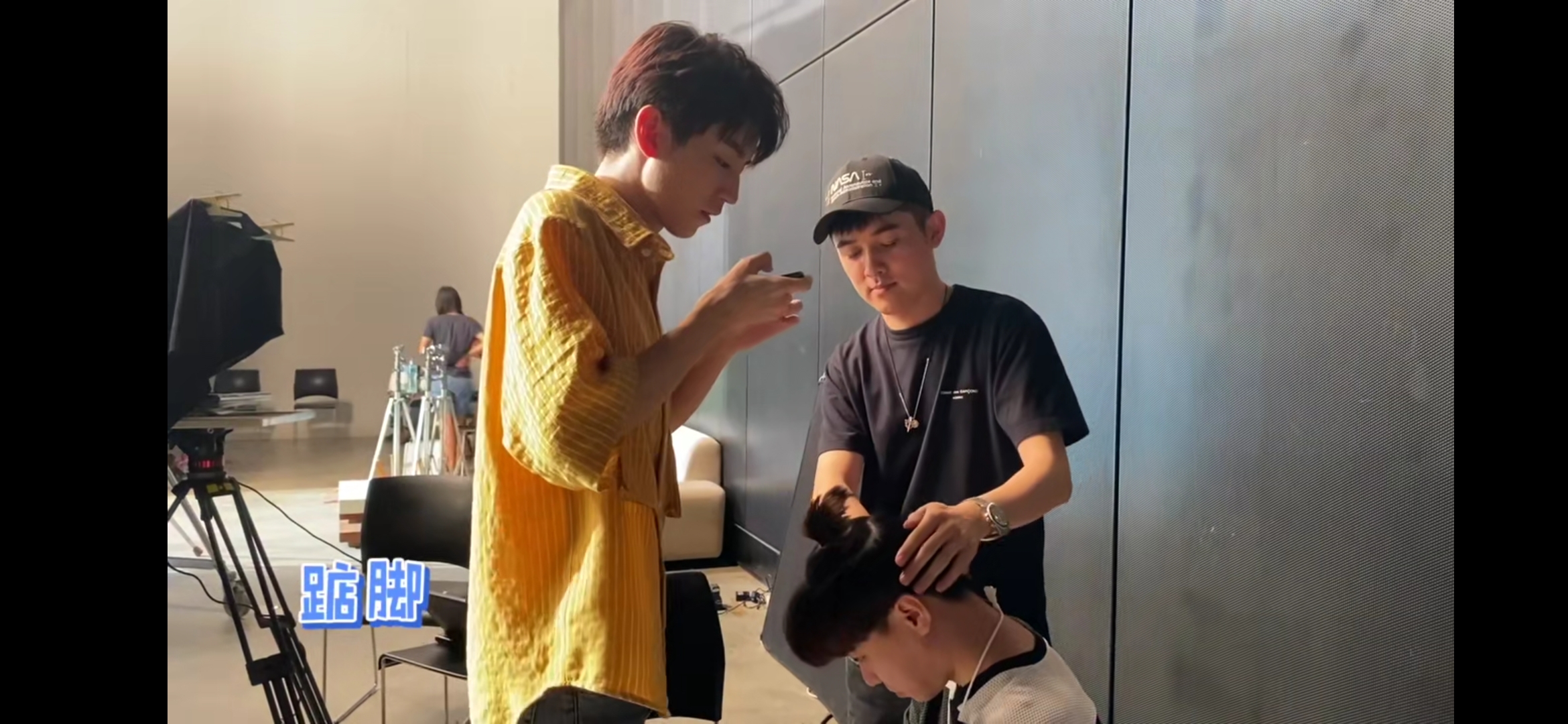 王俊凯为员工打造全新造型助理小马哥再次惨遭遇面容危机