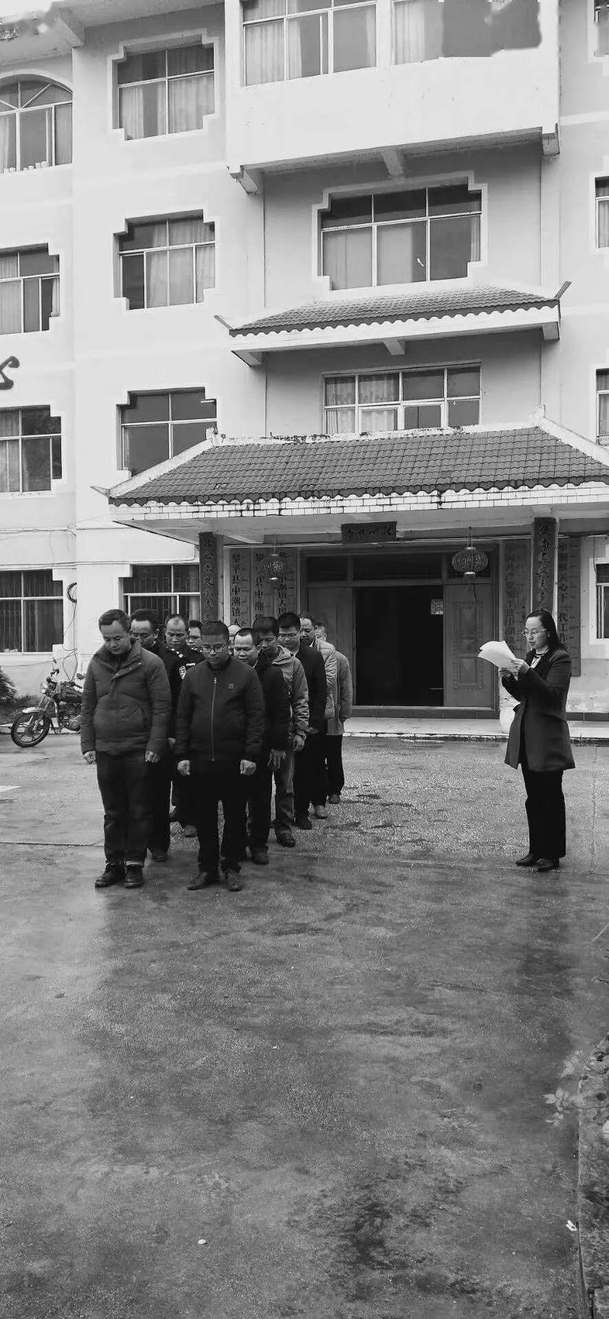 黎平全县上下降半旗和集体默哀,哀悼抗疫烈士和罹难同胞!