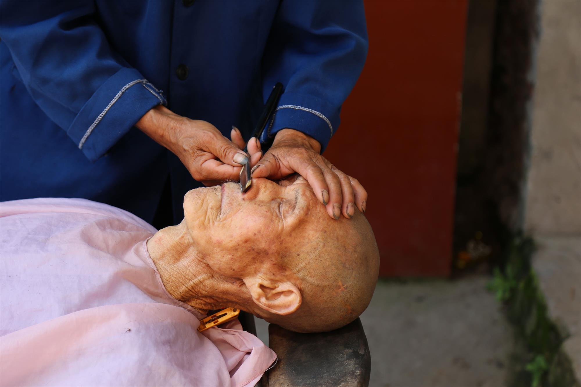 广安即将消失的职业剃头匠