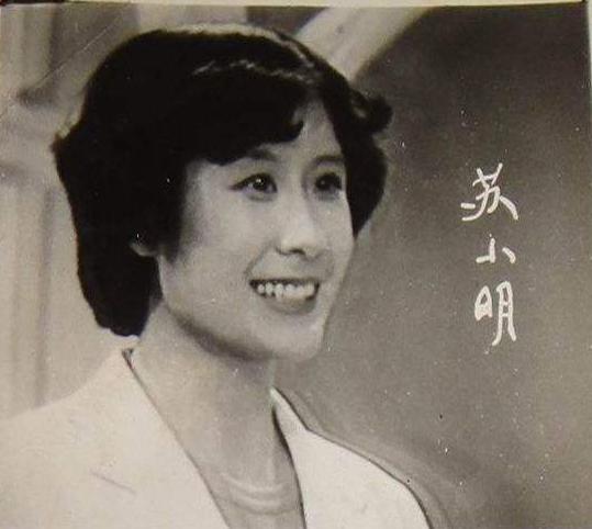 苏小明1957年出生于北京一个艺术家庭,父亲董小吾,母亲苏明都是延安