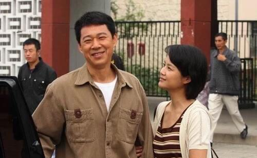 2004年,张丰毅在甘肃拍摄电视剧《西圣地》,因为他扮演的"杨大水"是男