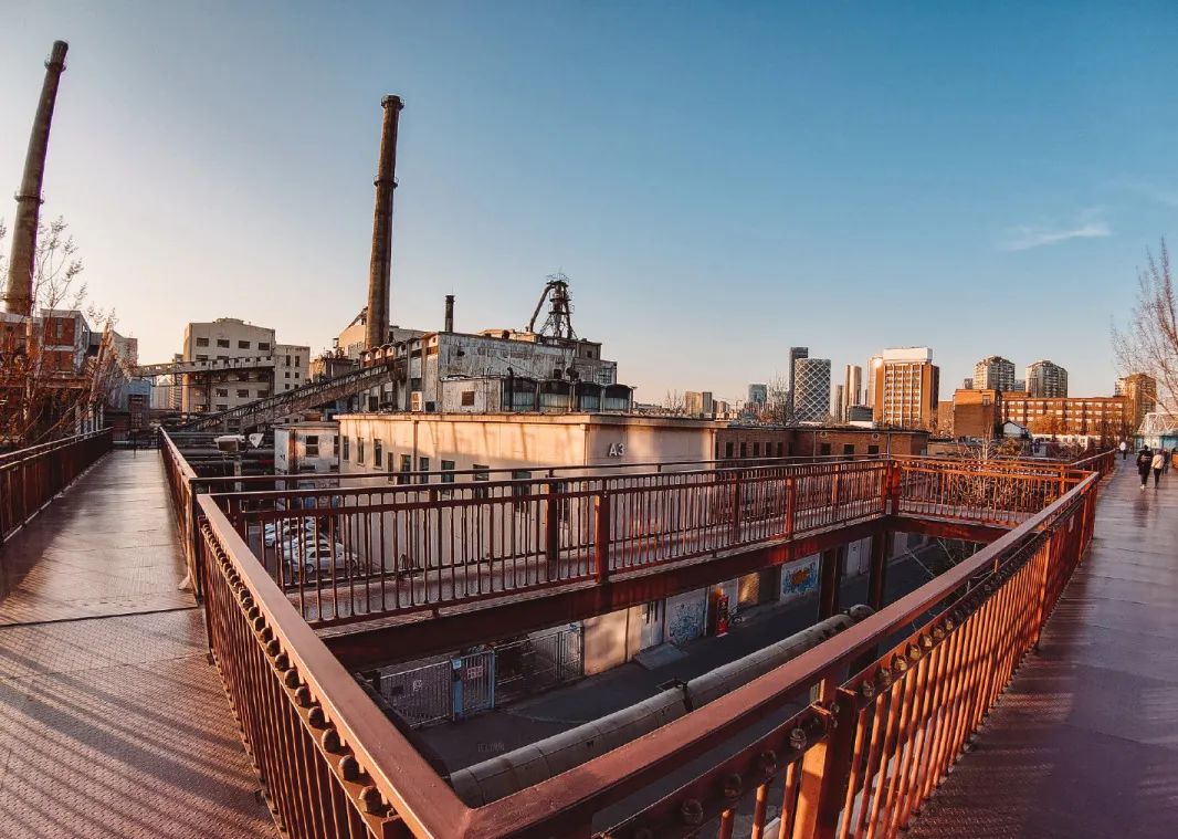 北京有了798,上海有了苏州河艺术仓库,杭州有了杭印路49号,西安有了