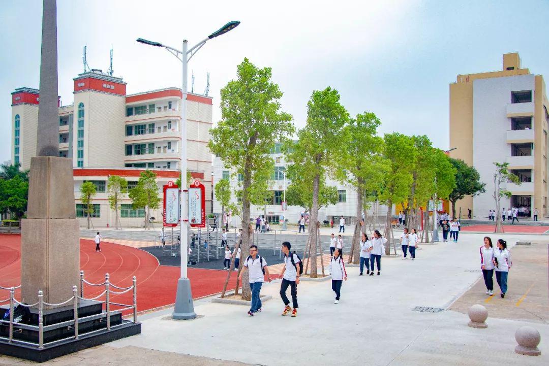 晋江这所建在海边的中学,创办74年,却低调得不像话…_南侨