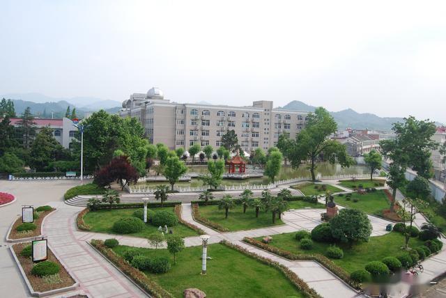 毛坦厂高三生返校近两万人涌入小镇谁能理解陪读家长的辛酸