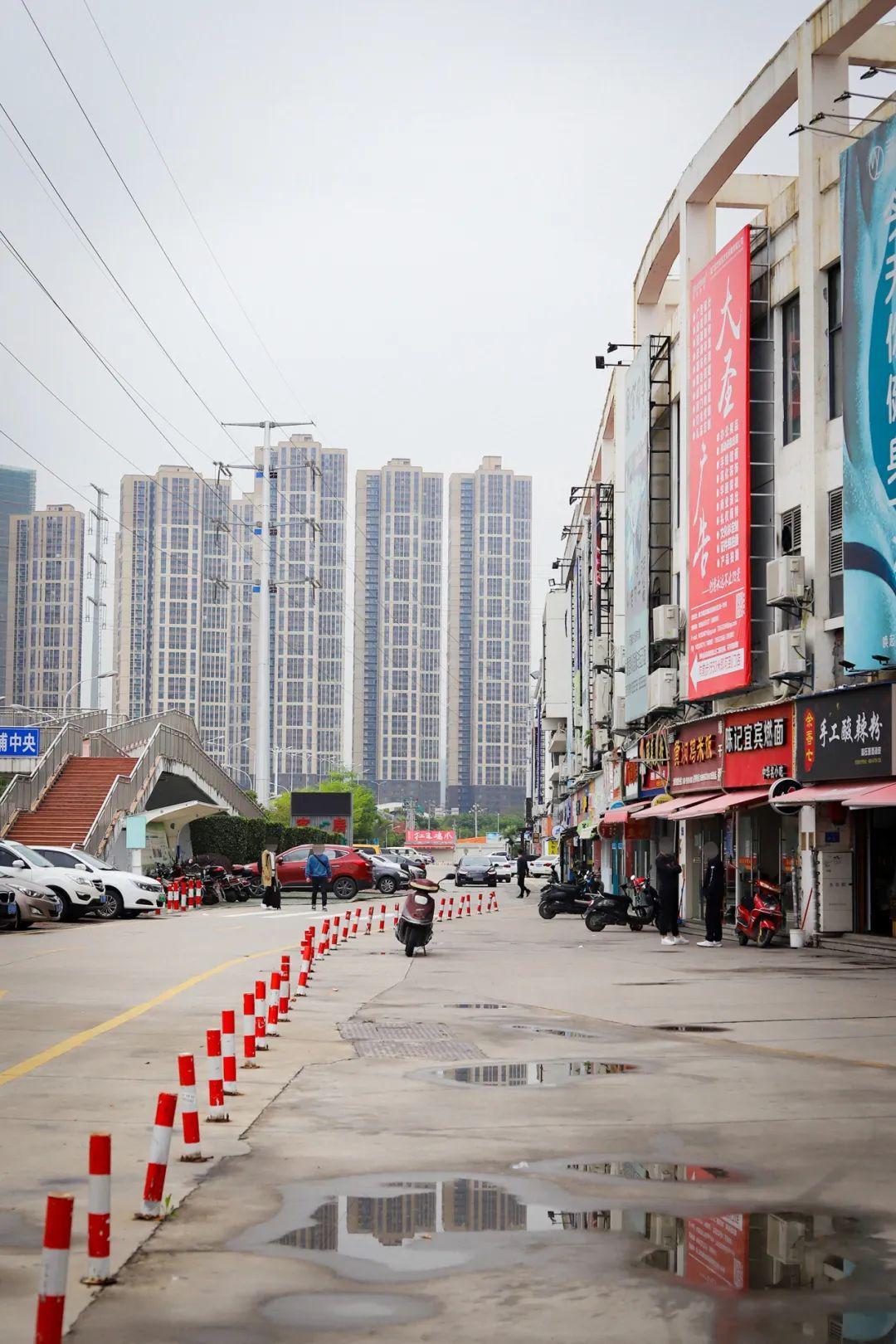 大部分的人都还没回来旺角大学城里但有些人的漫长假期还在延续厦门的