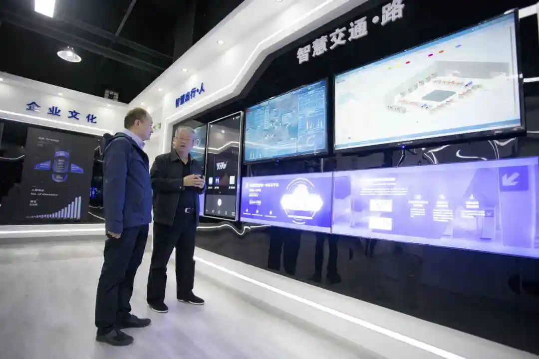 展厅也在签约仪式后正式开启,一路云停无人收费停车解决方案,一路智慧