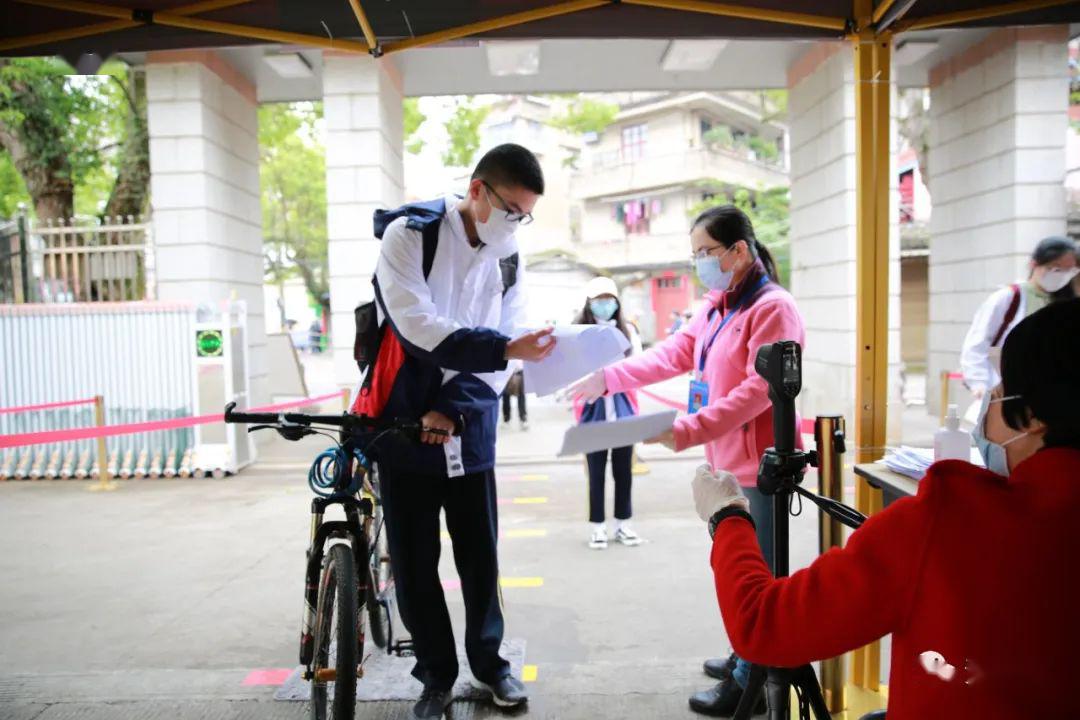 连江一中传回的现场实况海连江从多所学校先来看看戴着口罩上起了开学