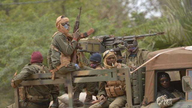 原创马里军营突遭袭击现场一片废墟23名军人丧命武装分子不明