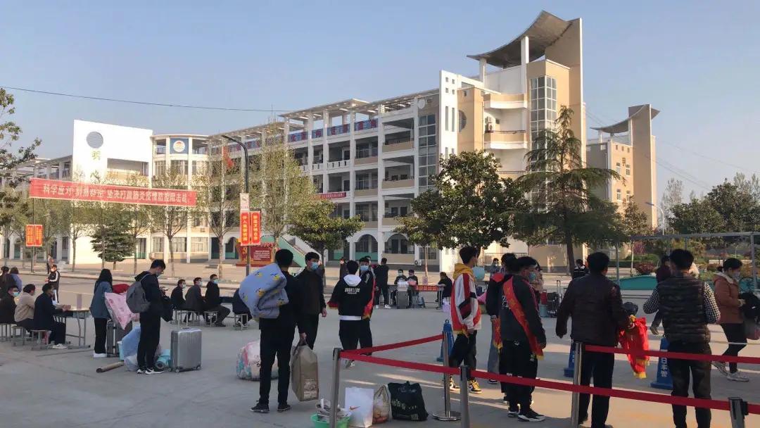 神兽归笼直击宁陵高三学子返校复学班级一分为二专属座位就餐