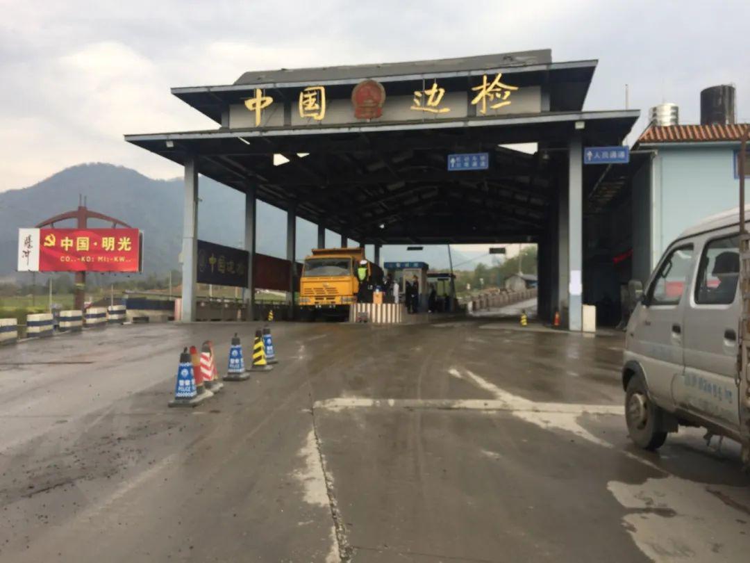 4月3日,在腾冲出入境检查站自治分站,来往的车辆有序通行.