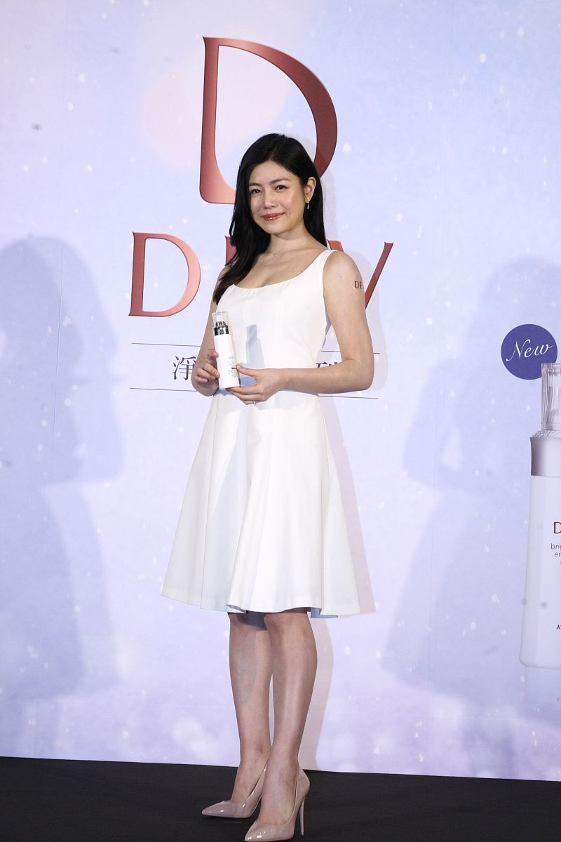 原创陈妍希包子脸终于不见穿白裙留偏分长发清纯可爱又回来了