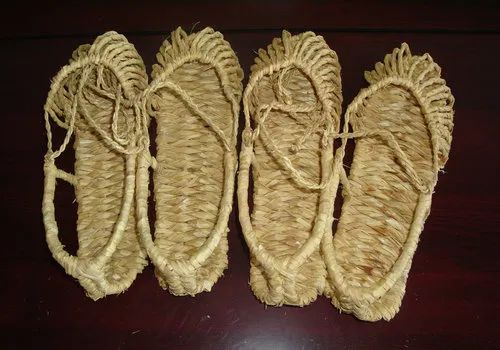 草帽草编,是以各种柔韧草类植物为原料加工编织的工艺品草编记住乡愁