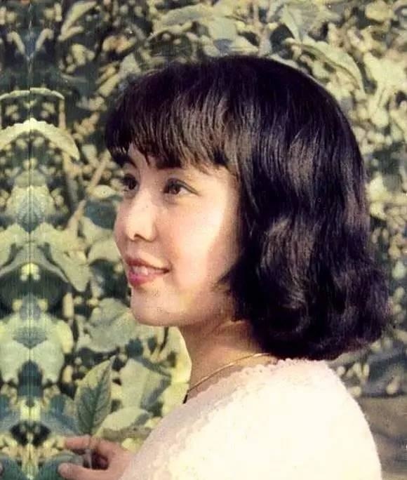 65岁老演员冷眉为嫁英国男友而淡出影视圈今一家三口很幸福