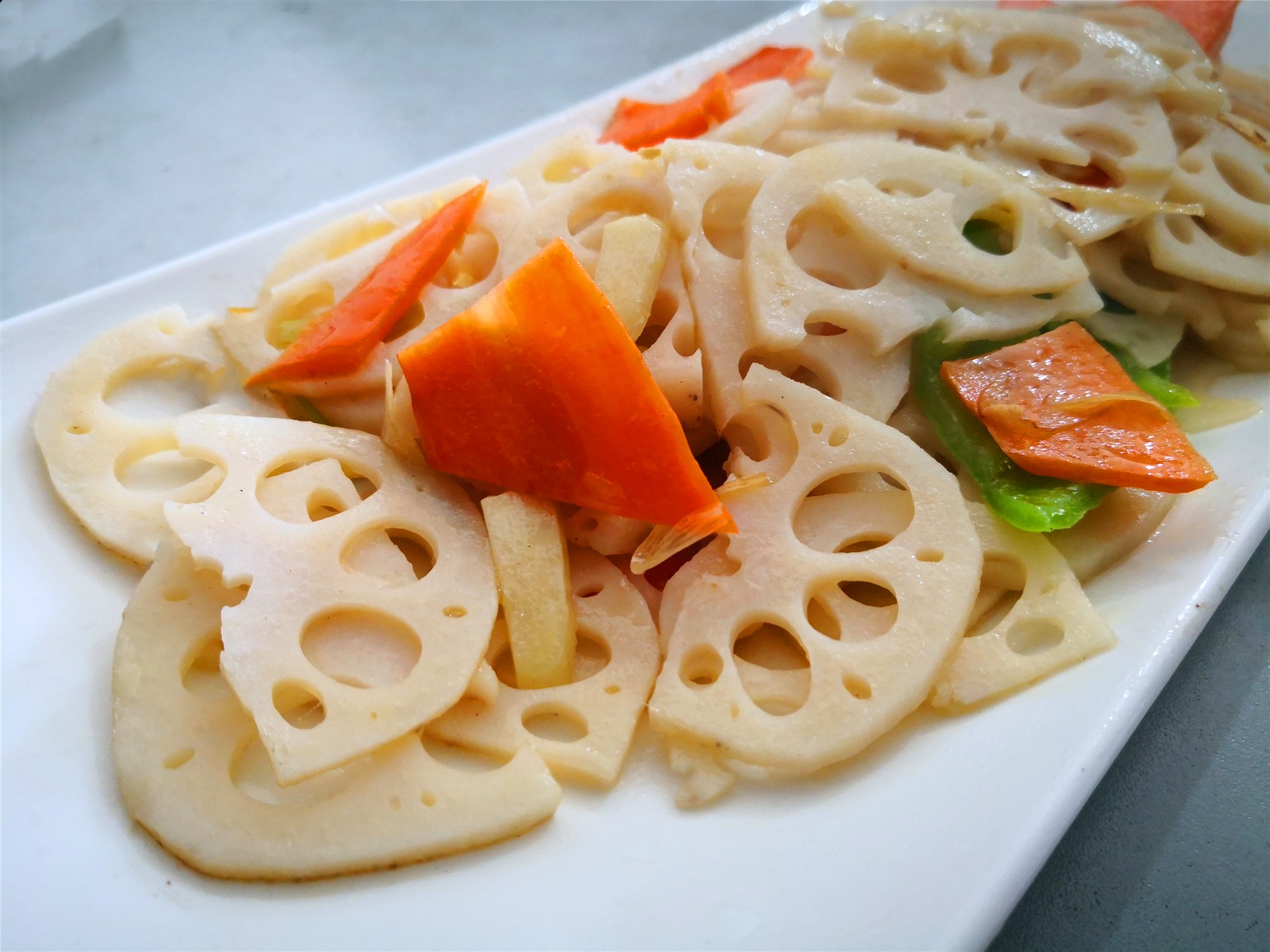 原创炒莲藕时,千万不要直接下锅炒,多加这2步,莲藕不变黑还更爽脆