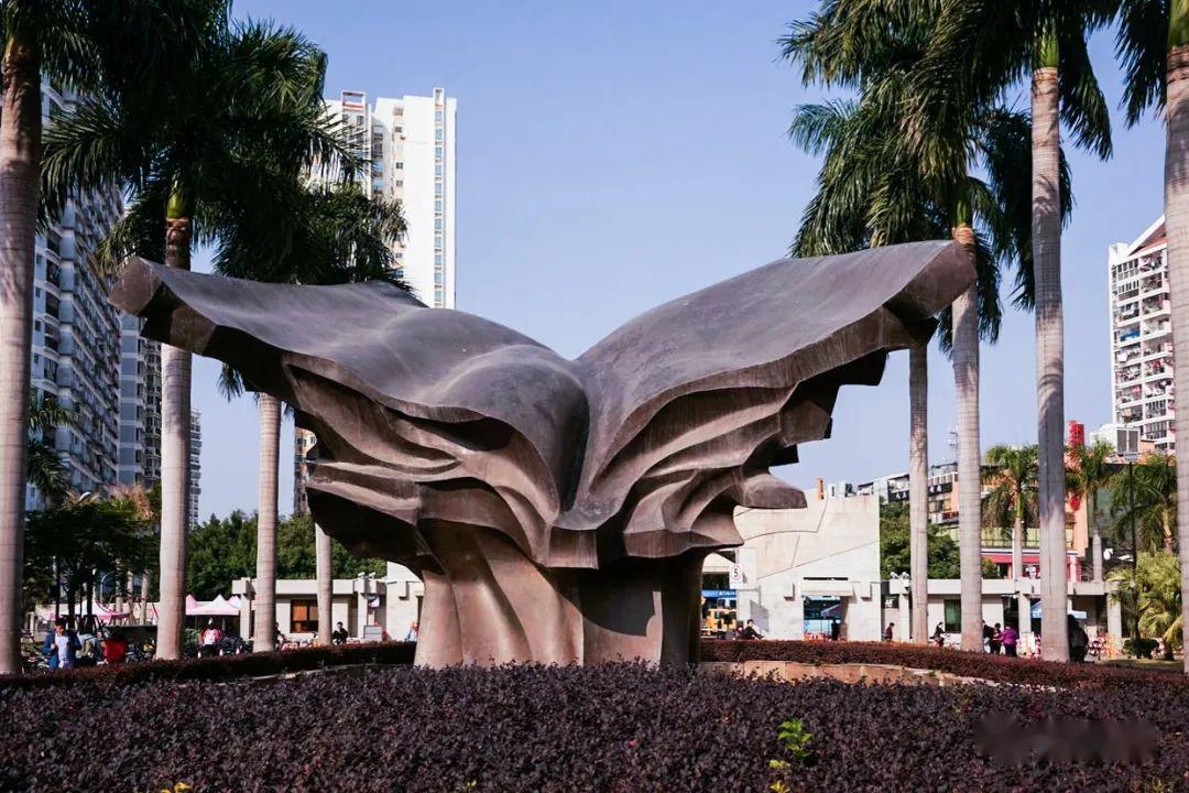 《鸟书》雕塑,其寓意:只有读书才能飞得更高更远《究》雕塑 基石上的