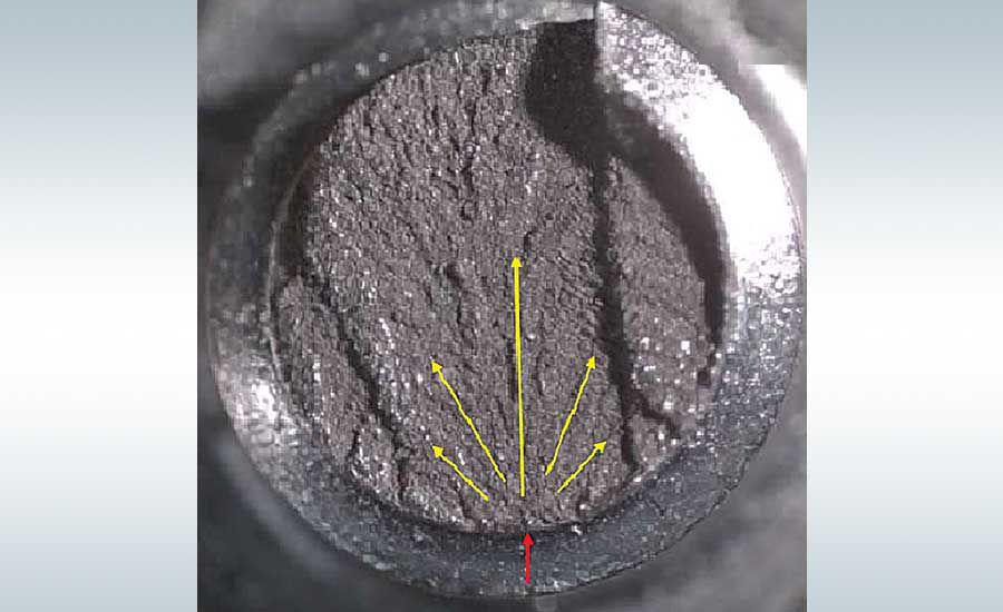 图 3氢脆是紧固件失效的常见原因.照片中的箭头表示荷载应力区域.