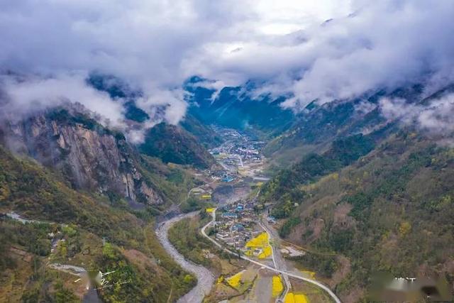人间四月芳菲尽 松潘县小河镇繁华盛开.