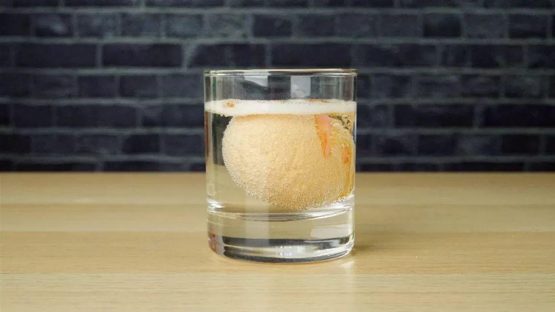 用点火器将蜡烛点燃,将蜡油滴在蛋壳成笑脸状.