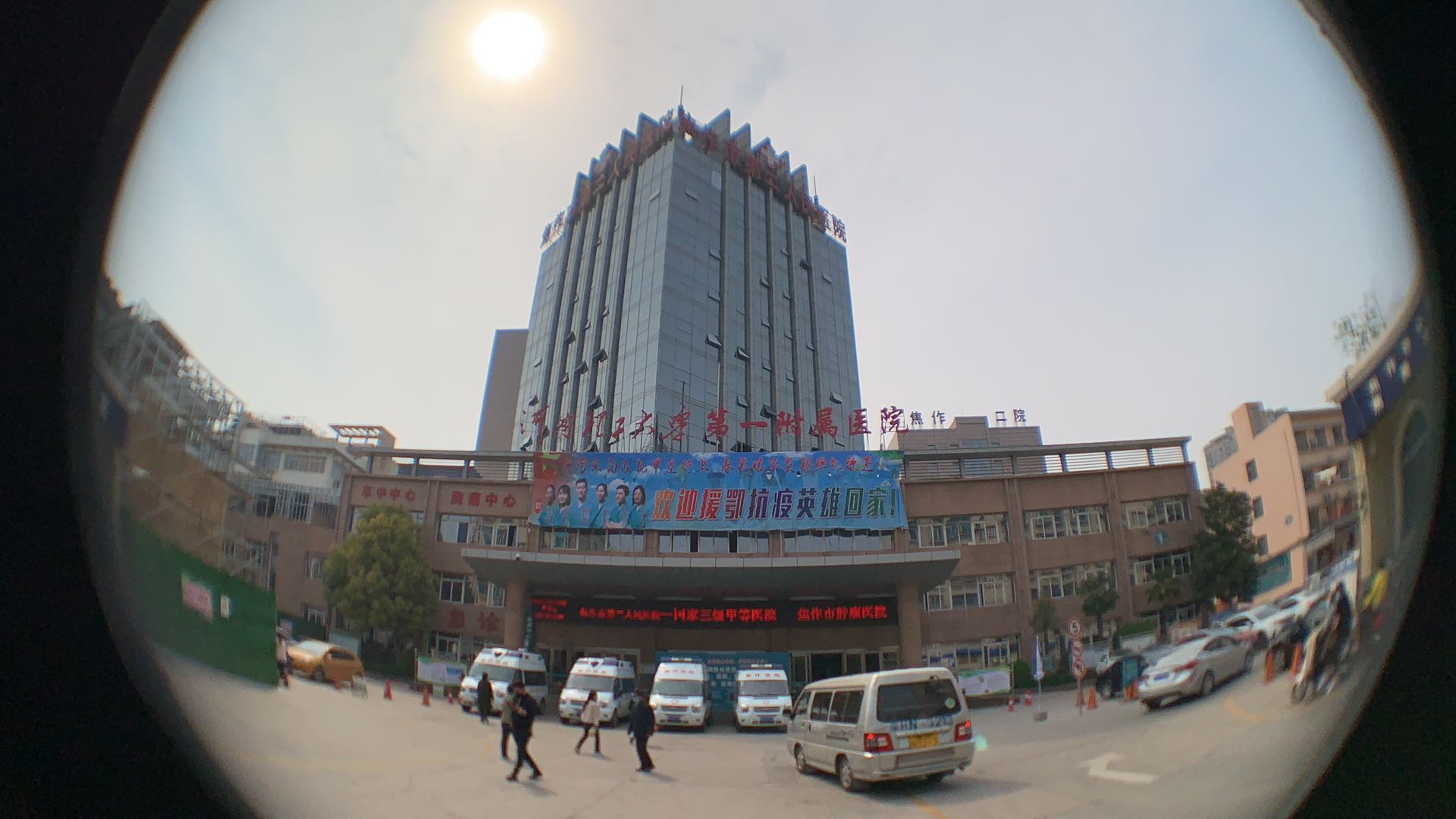 焦作二医院赴武汉医疗队六勇士肖像高高悬挂成为人们瞩目焦点202048