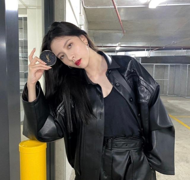 酷盖女孩帅气归来宋妍霏一身酷黑装扮现身比耶挥手又甜又a