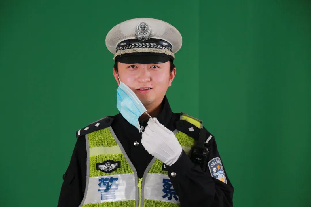 其实一直守护我们的"警察叔叔"///露出最坚毅的眼神脱下防护服///大家