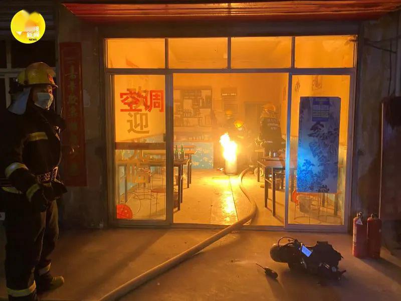 安康一餐馆厨房2煤气罐着火!