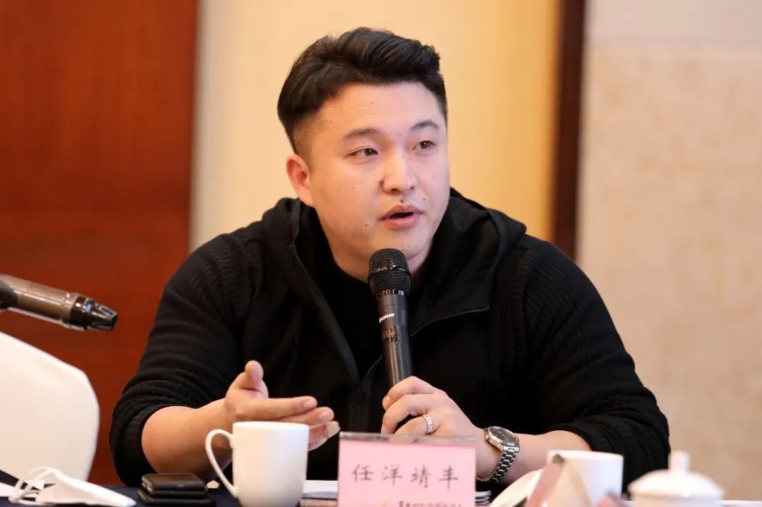 市青年企业家联合会秘书长,四川雪宝乳业集团有限公司总裁任洋靖丰