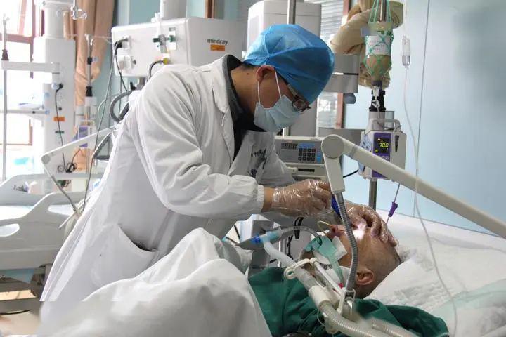 男子呼吸心跳骤停绍兴医生急救33分钟不轻言放弃