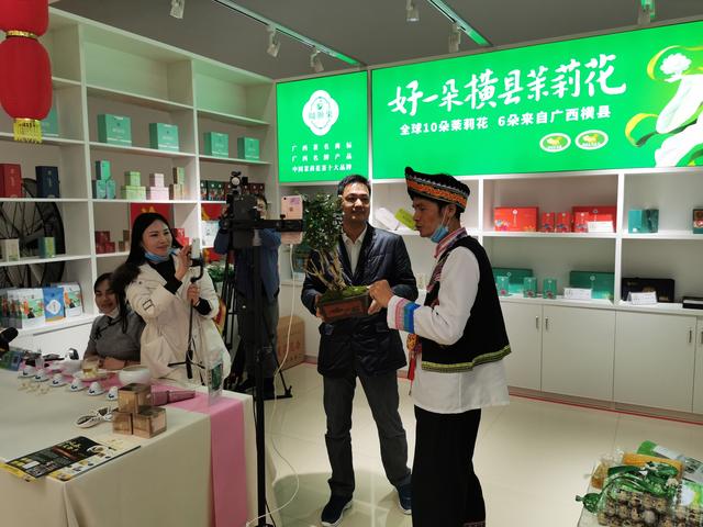 横县茉莉花副县长亮相各电商平台直播带货受到网友热捧
