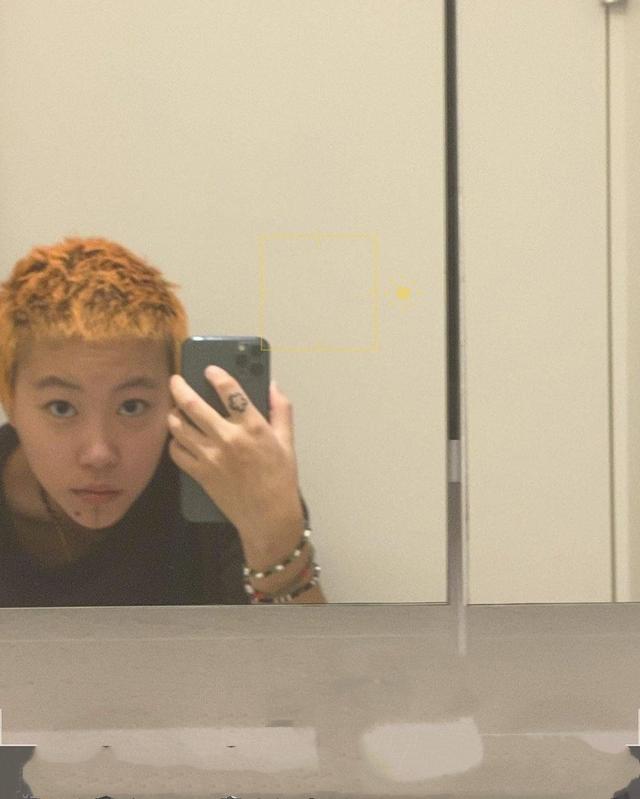 窦靖童头又剃板寸下巴纹身比黄发显眼其大有深意竟与李嫣有关