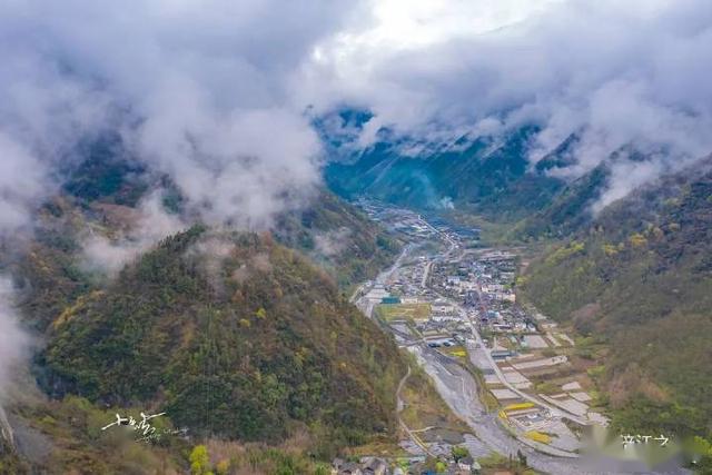 人间四月芳菲尽 松潘县小河镇繁华盛开.